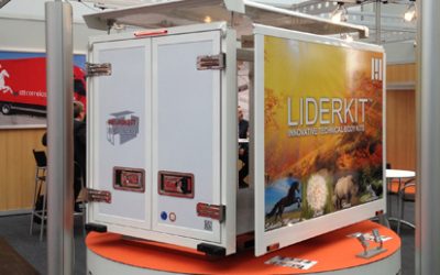 Un robot automático presenta el nuevo modelo de carrocería de Liderkit en la Feria internacional IAA 2012 de Hannover